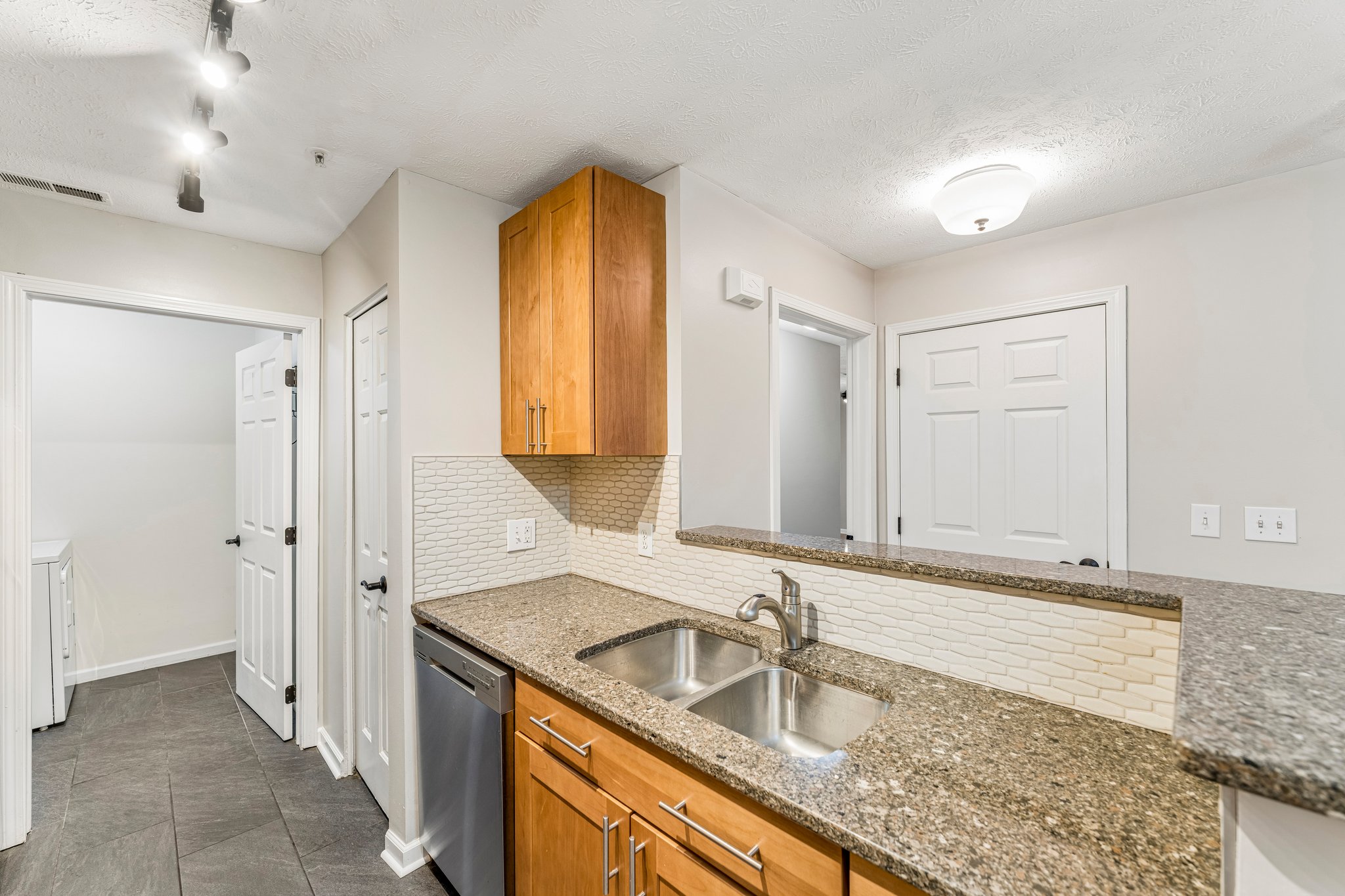 Lenox Dr 506-S0906-012.jpg