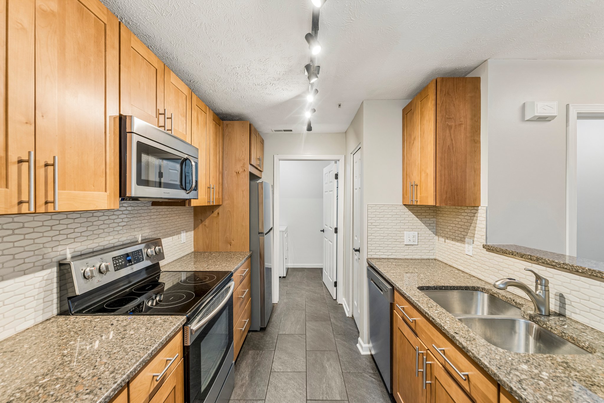 Lenox Dr 506-S0906-013.jpg
