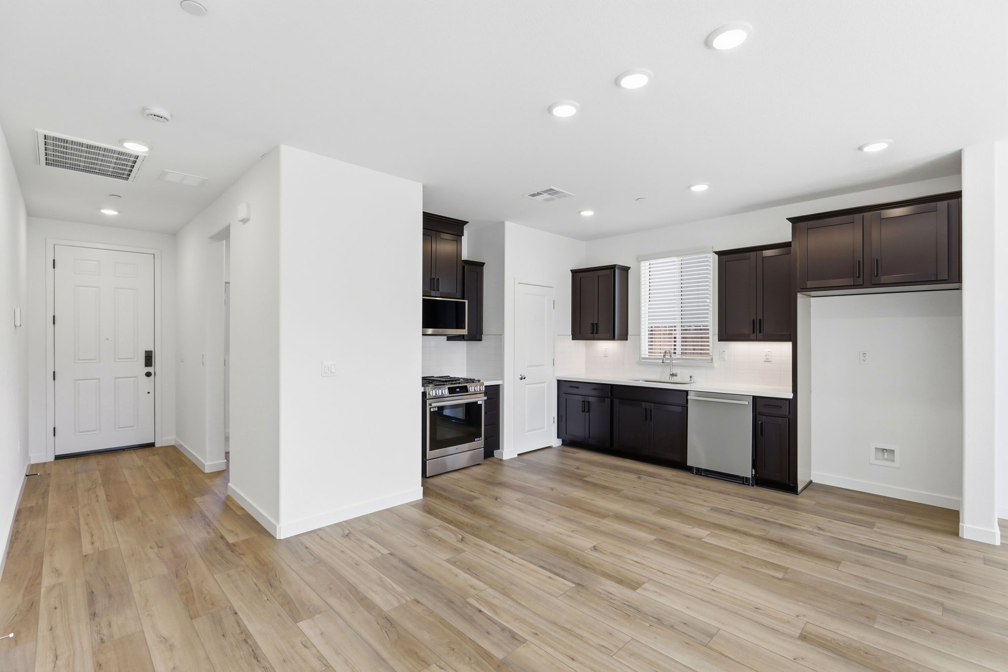 016_F8_1491 Roebling St