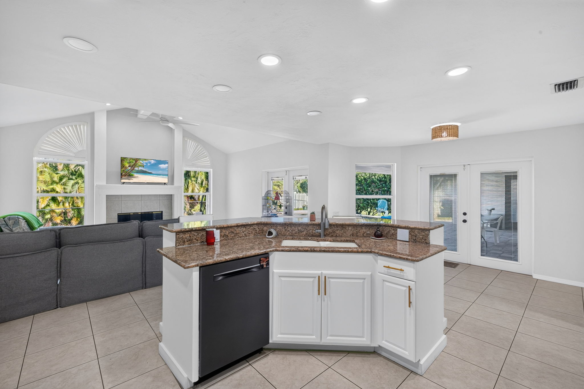 Kitchen 2 of 4