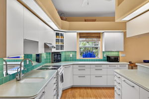 Kitchen 4 of 5