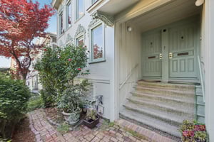 15-17 Macondray Entry