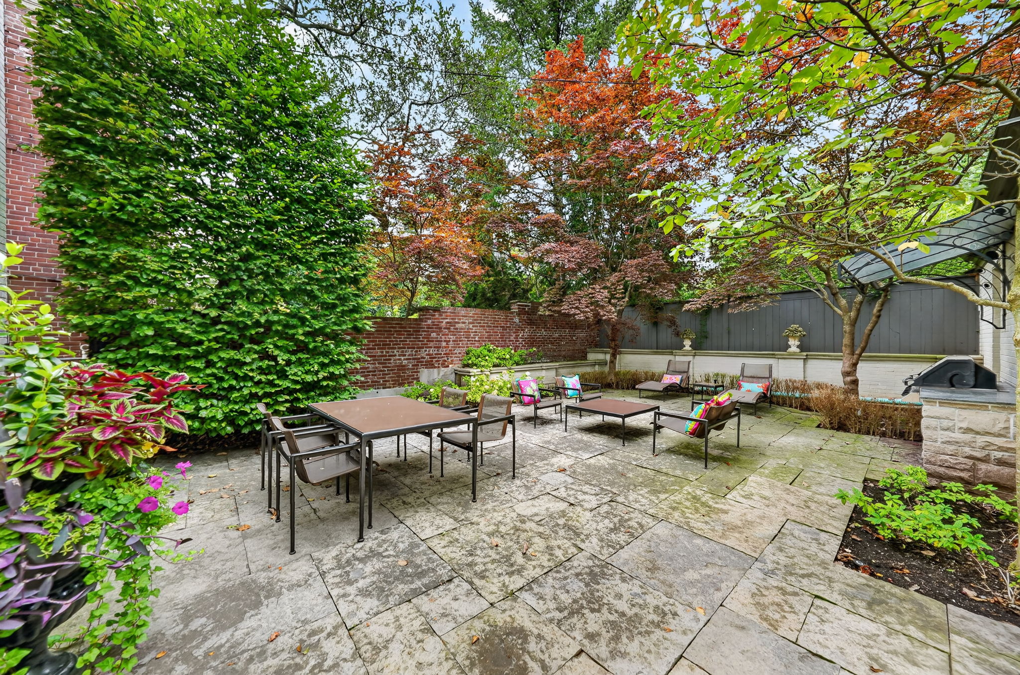 15 Alexandra Wood Toronto, ON M5N 2S2