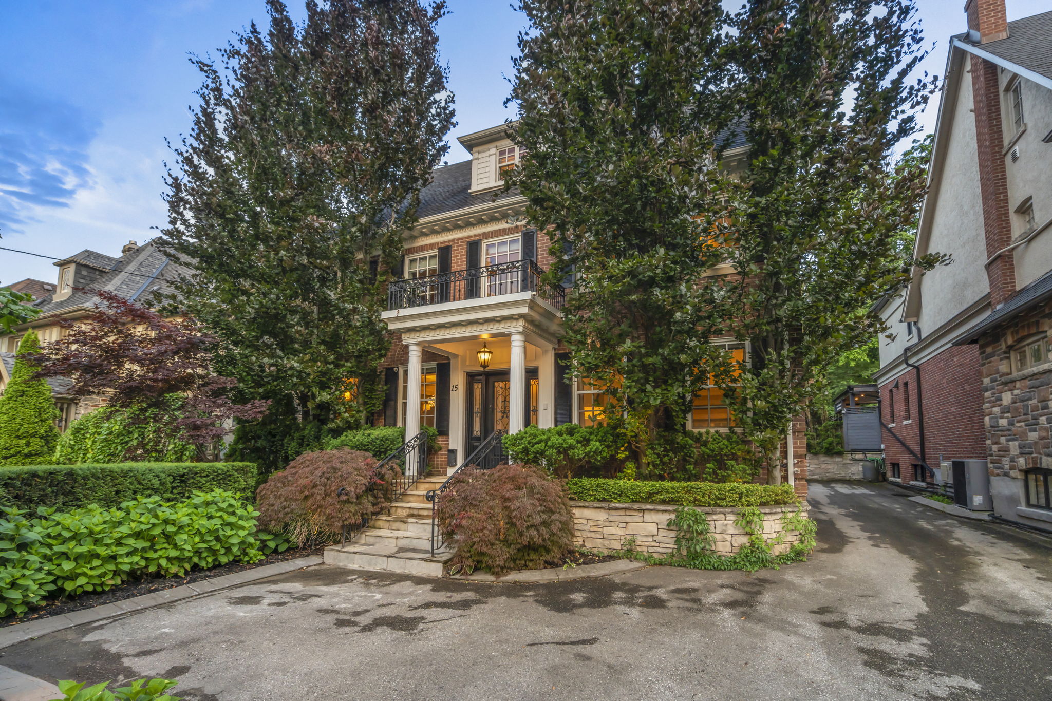 15 Hillholm Rd Toronto, ON M5P 1M1