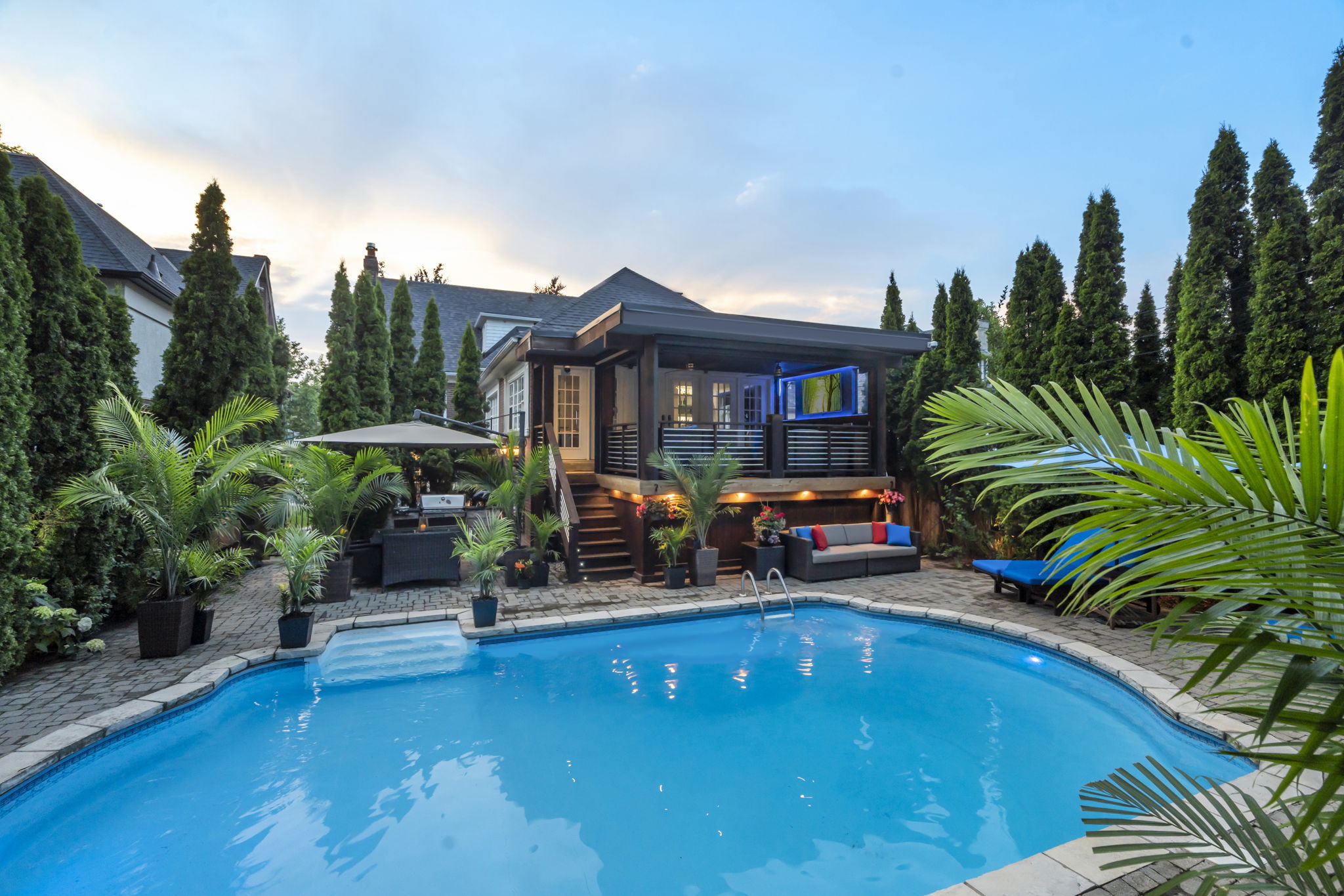 15 Hillholm Rd Toronto, ON M5P 1M1