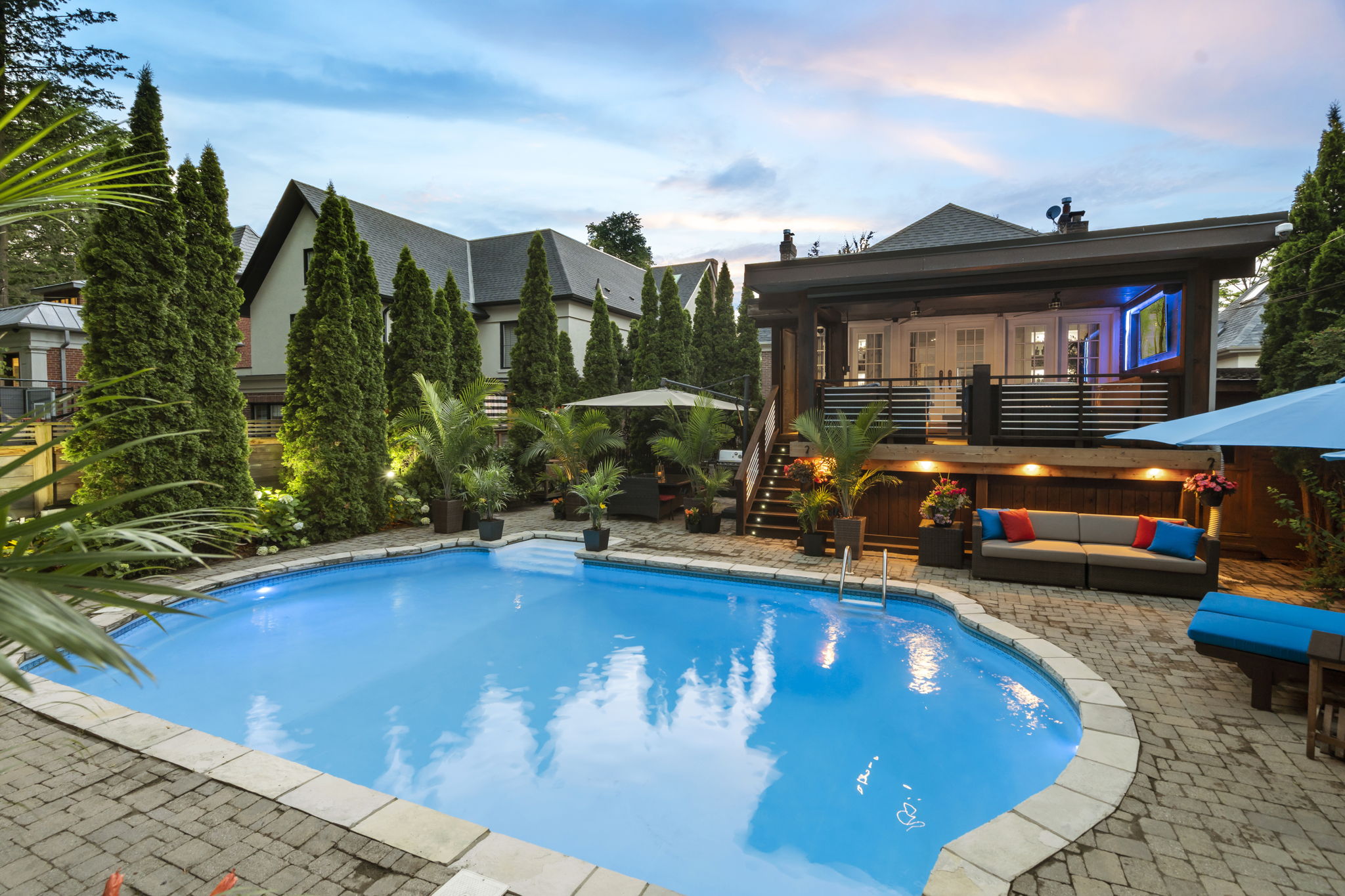 15 Hillholm Rd Toronto, ON M5P 1M1