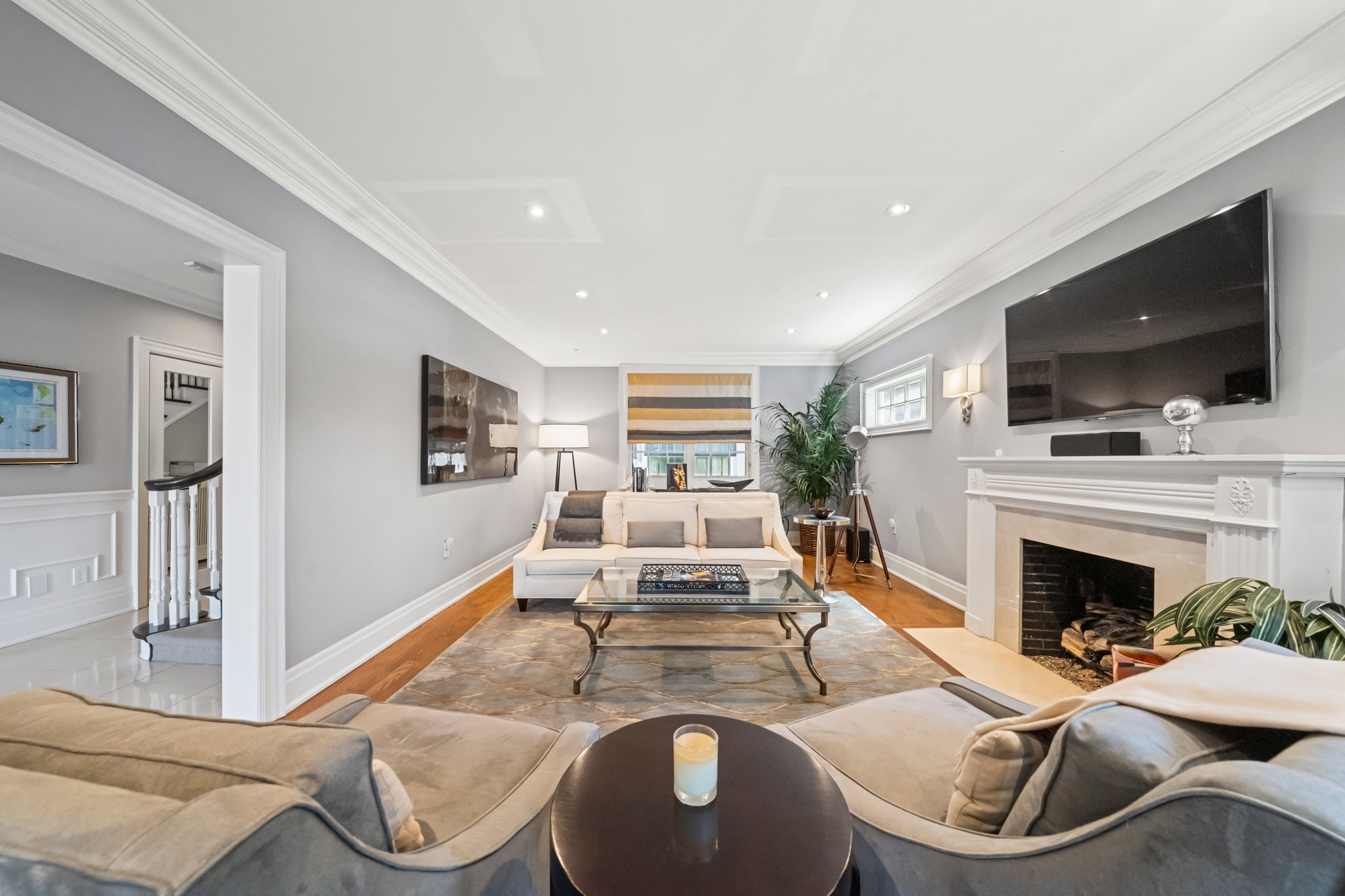 15 Hillholm Rd Toronto, ON M5P 1M1