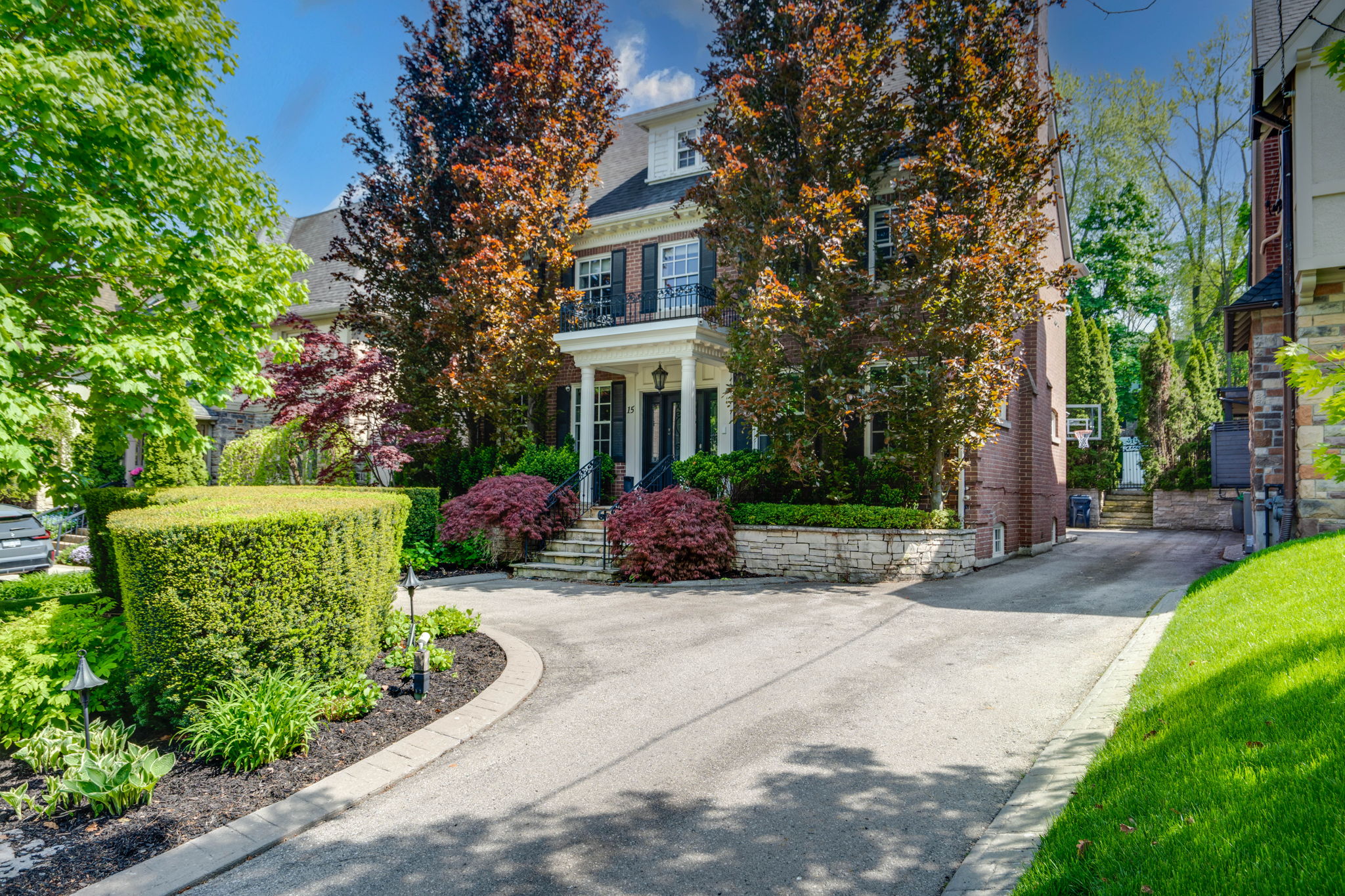 15 Hillholm Rd Toronto, ON M5P 1M1