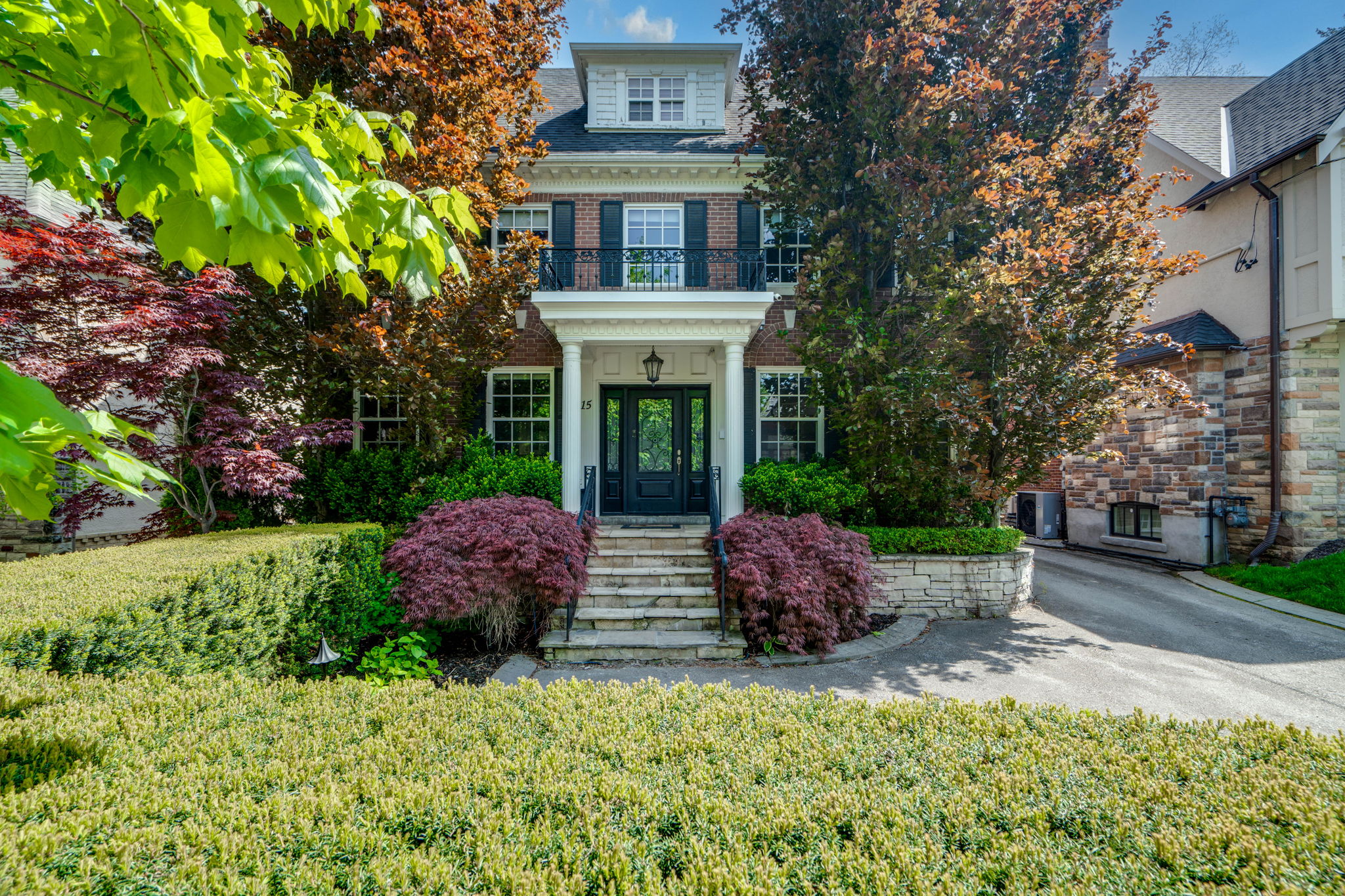 15 Hillholm Rd Toronto, ON M5P 1M1