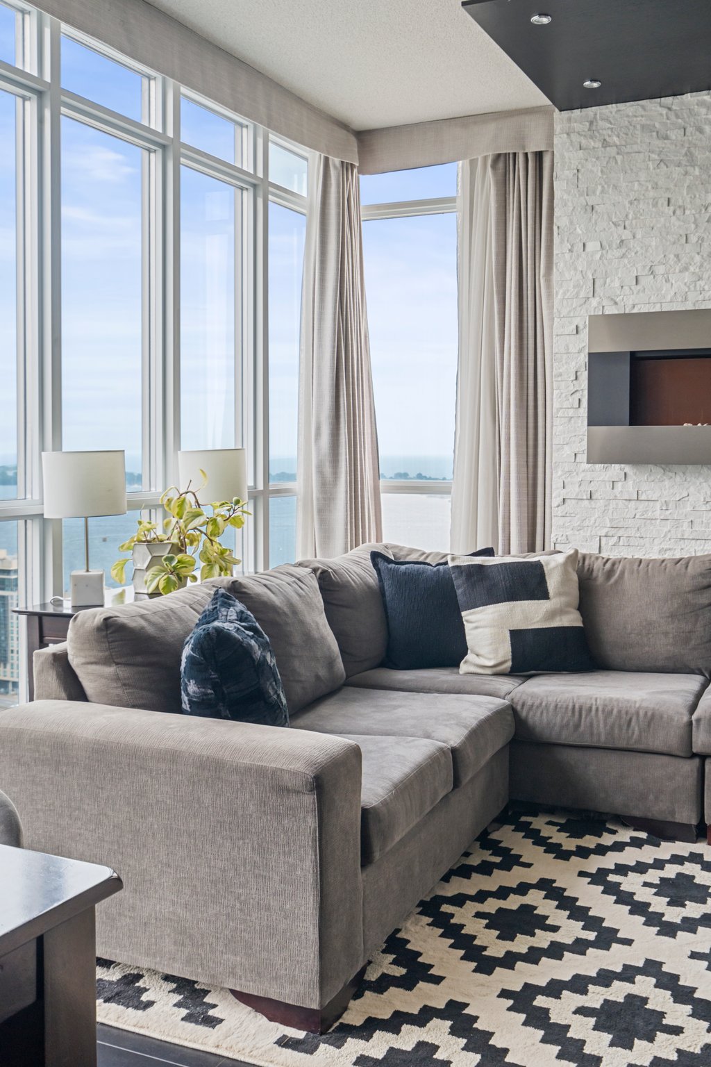 15 Iceboat Terrace Unit 3806 Toronto, ON M5V 4A5