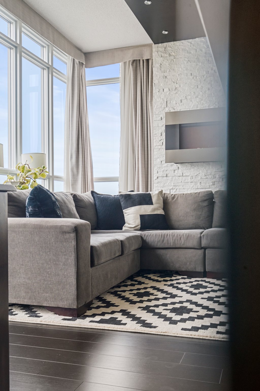 15 Iceboat Terrace Unit 3806 Toronto, ON M5V 4A5
