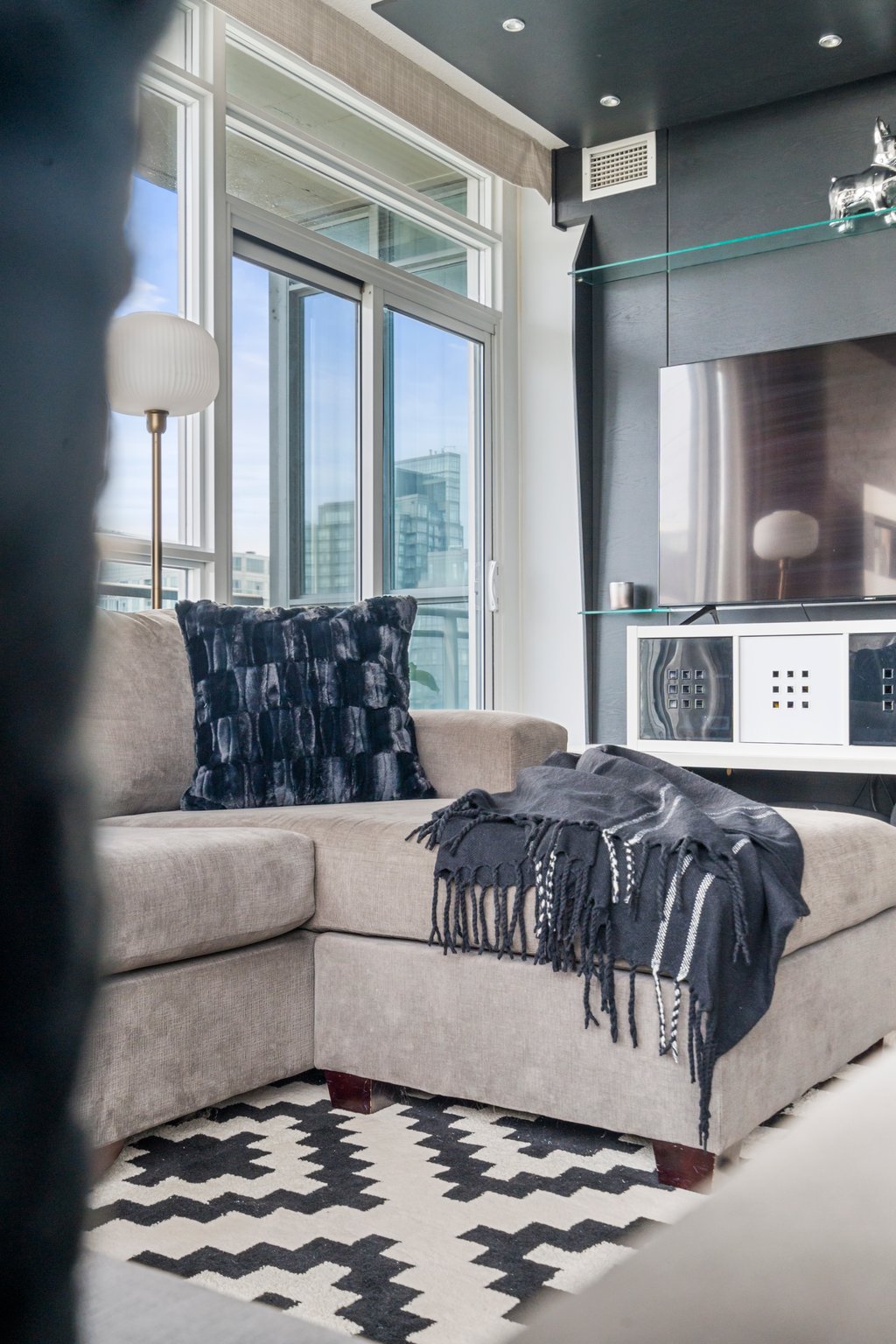 15 Iceboat Terrace Unit 3806 Toronto, ON M5V 4A5