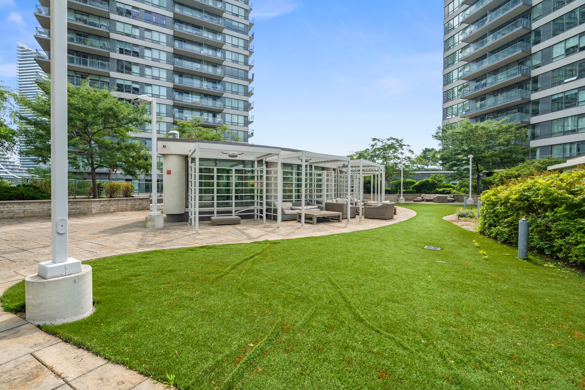 15 Legion Rd Unit 806 Toronto, ON M8V 0A9