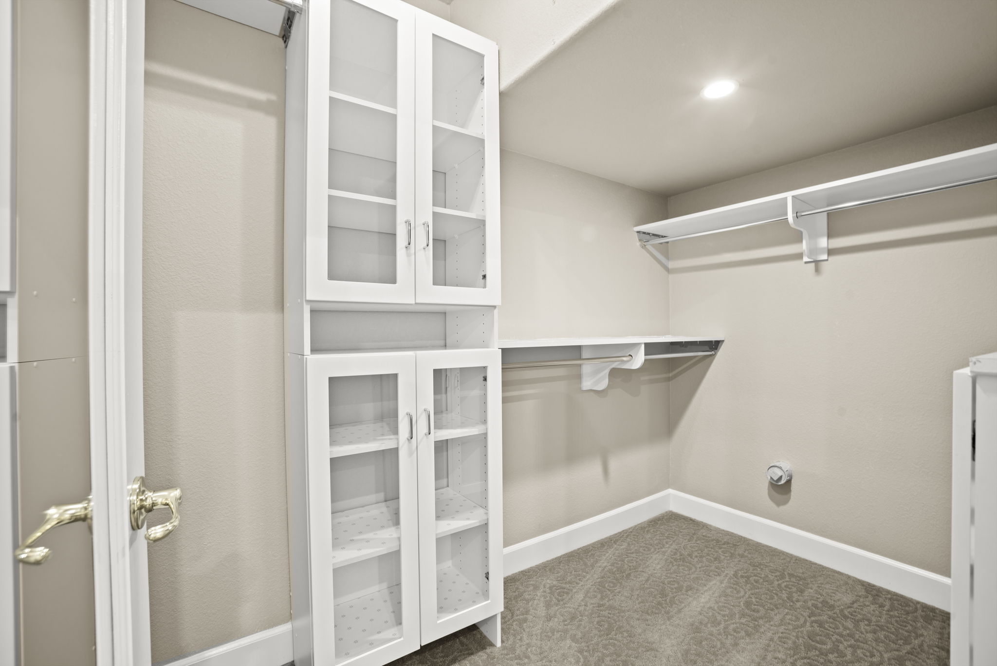 Bedroom En suite Closet ll