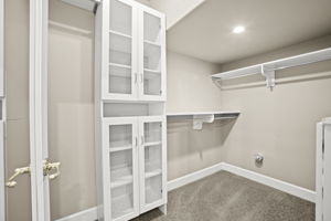 Bedroom En suite Closet ll