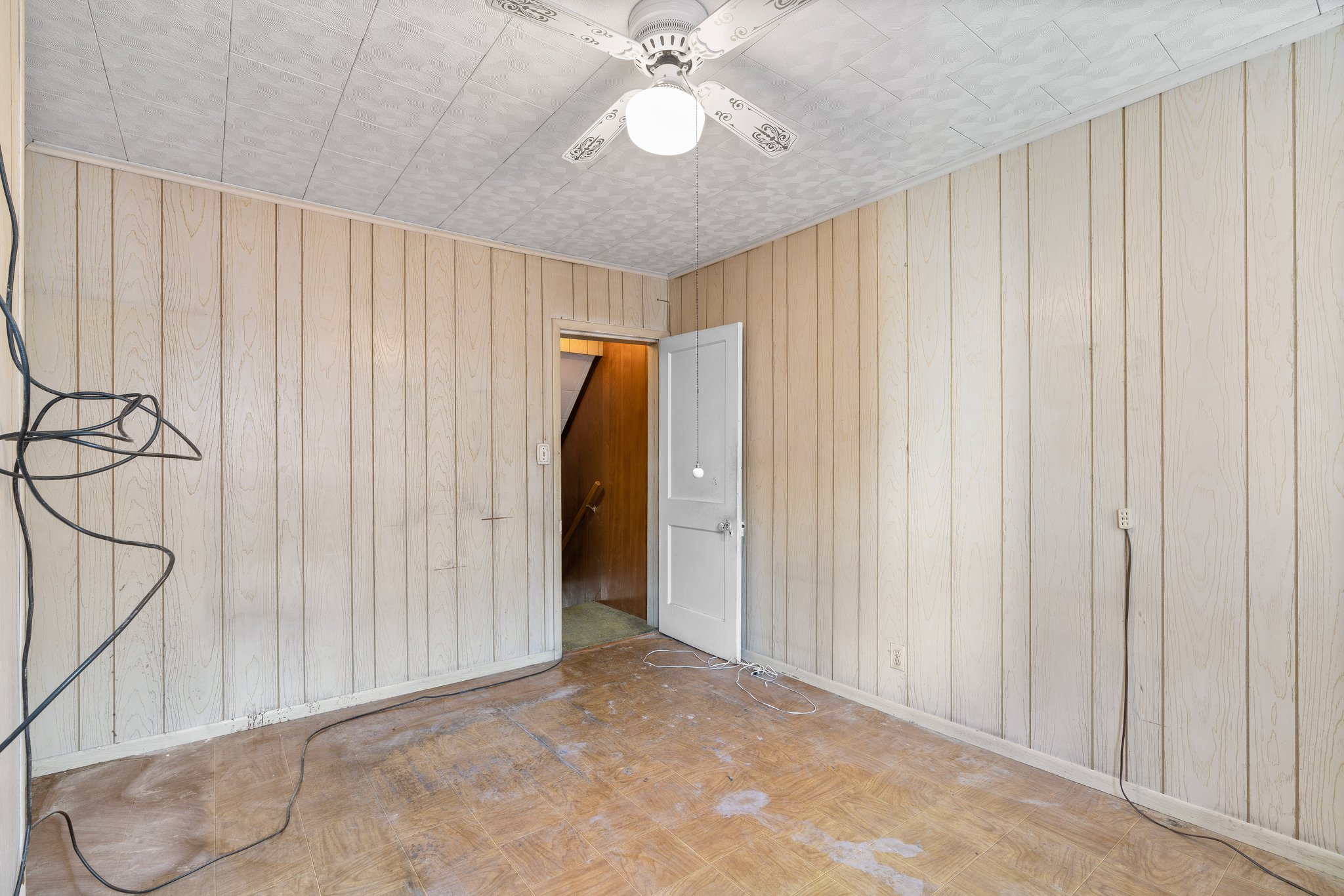 17. Upper bedroom.jpg