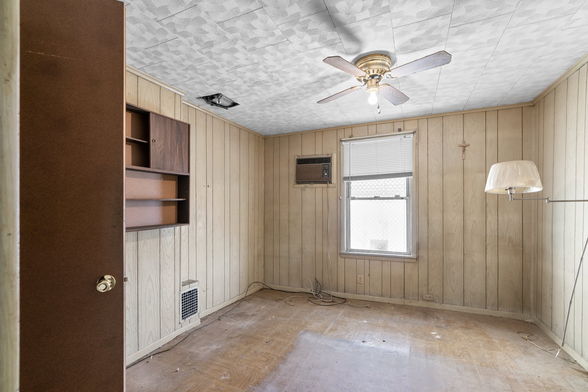 18. Upper bedroom.jpg