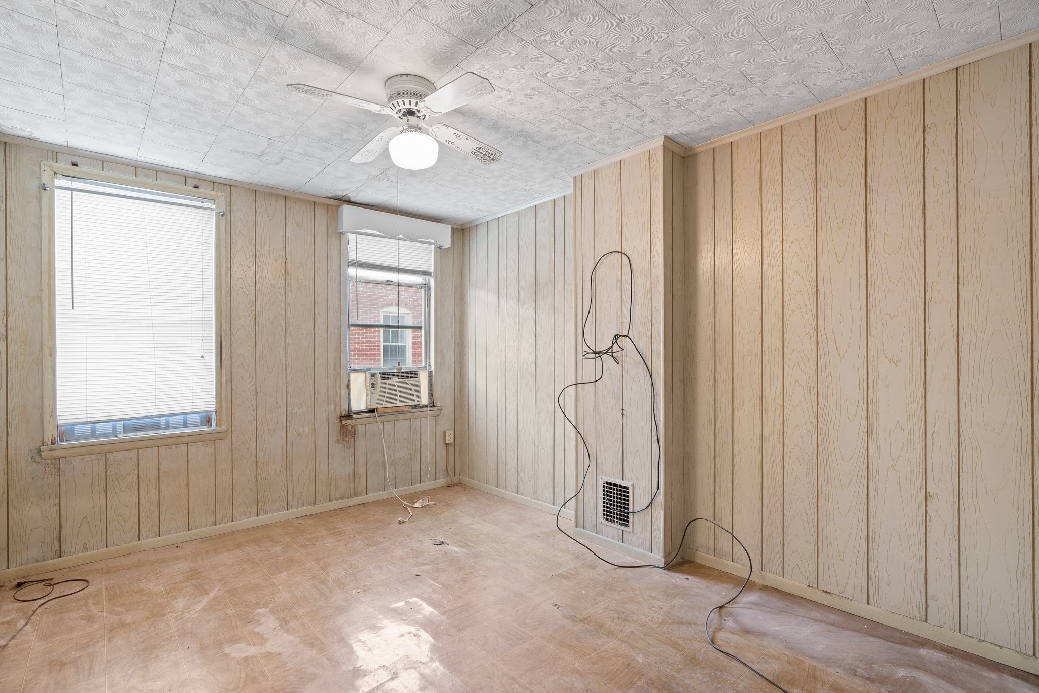 16. Upper bedroom.jpg