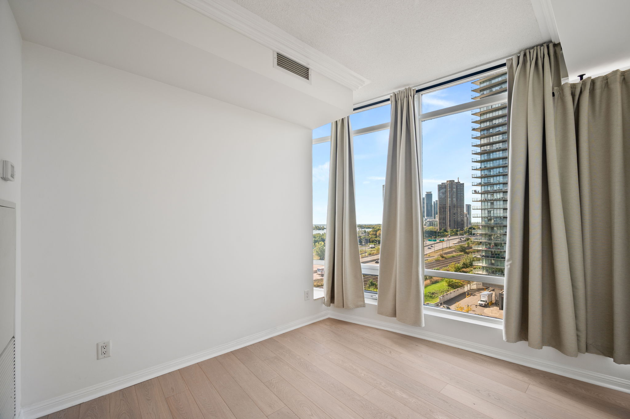15 Windermere Ave Toronto, ON M6S 5A2
