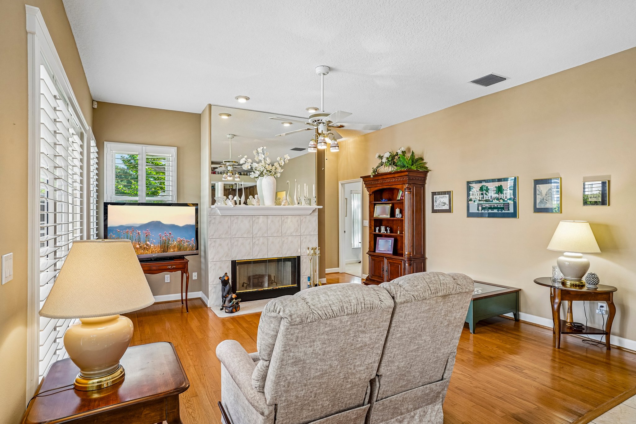 Edgewater Dr-S2909-008.jpg