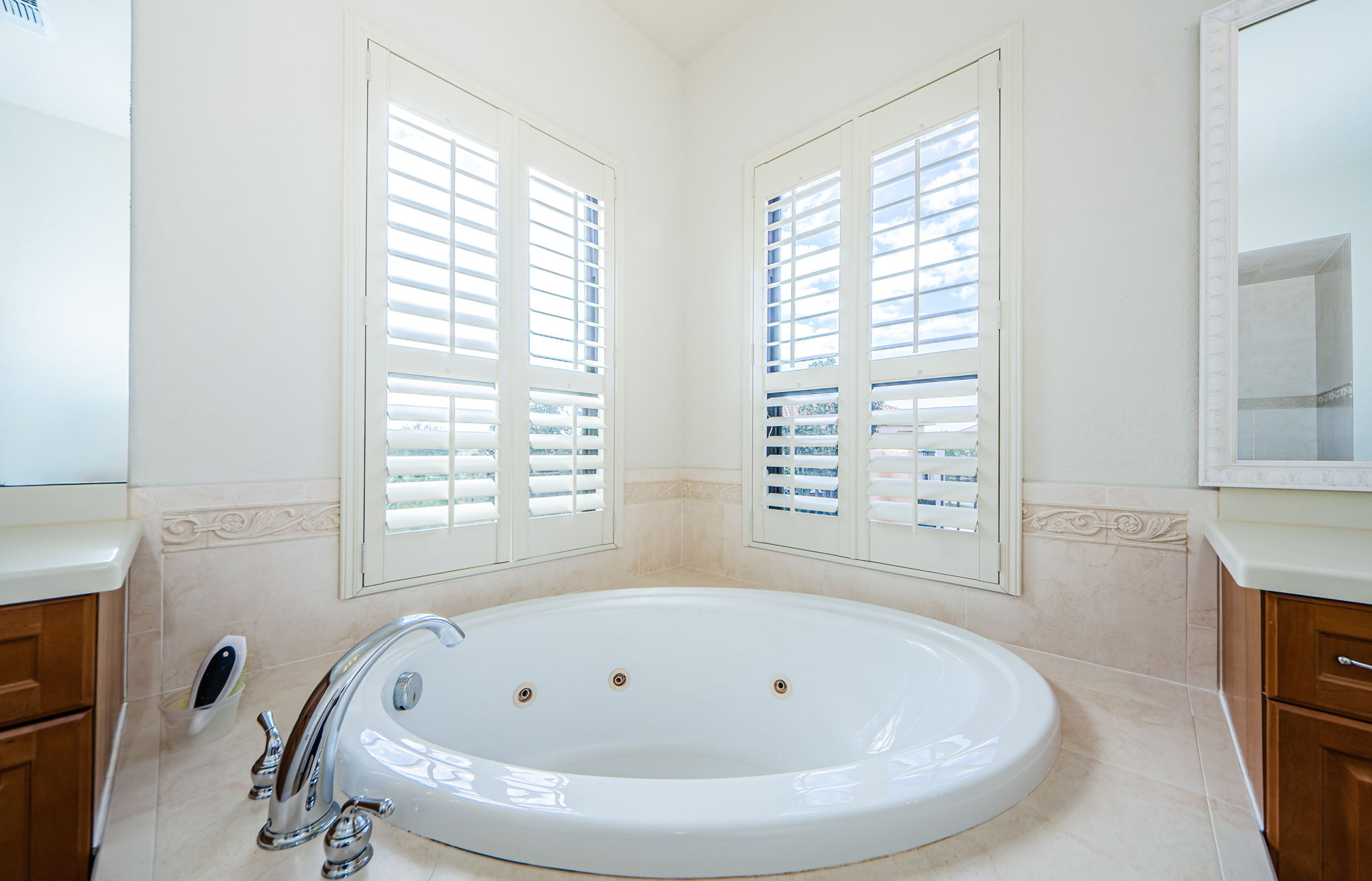 Upper Level Master Bathroom 1b