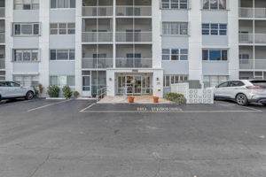 S Lakeside Dr 401-002