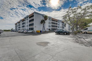 S Lakeside Dr 401-001