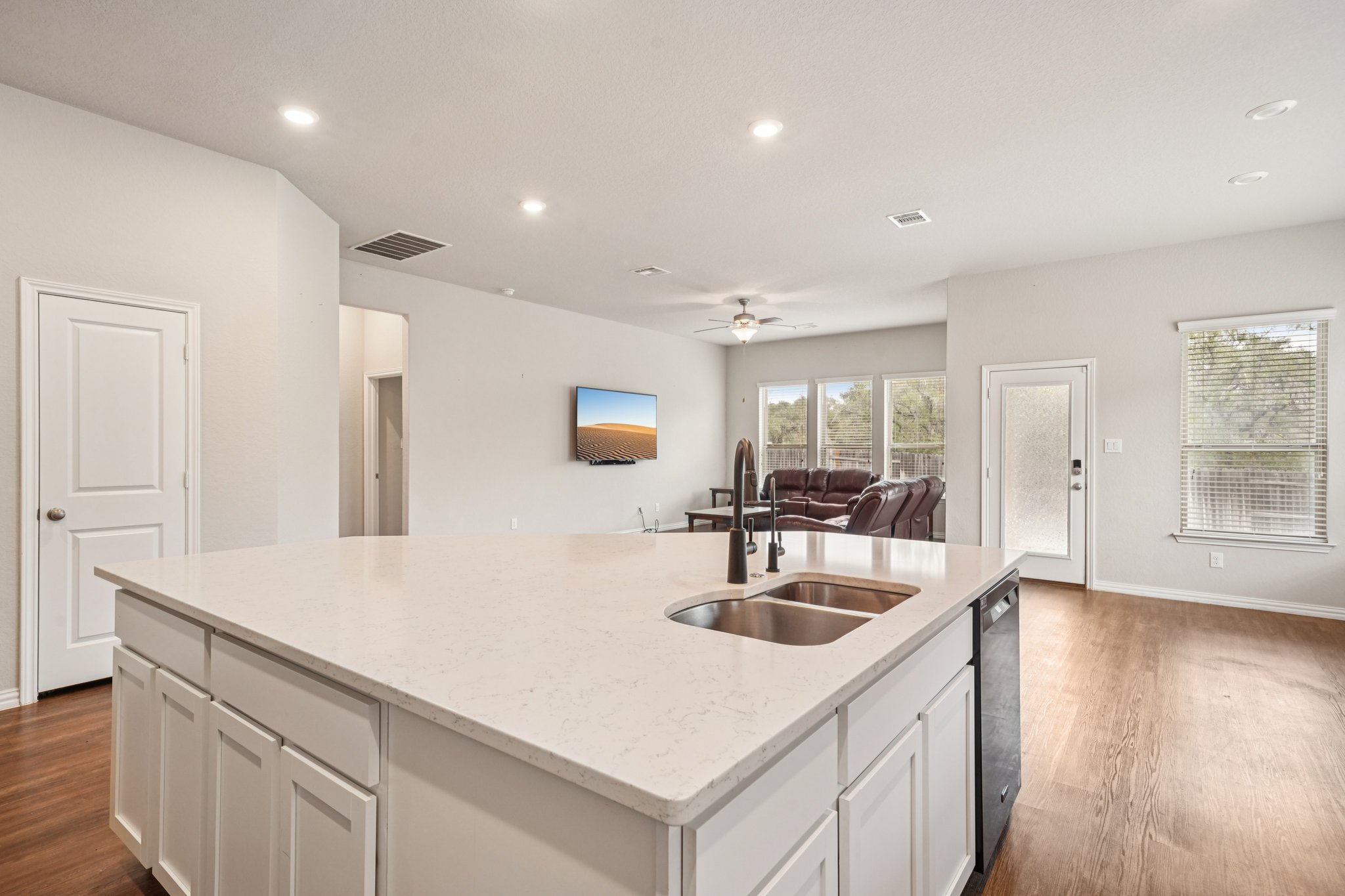 Stagehand Dr-S0412-014.jpg