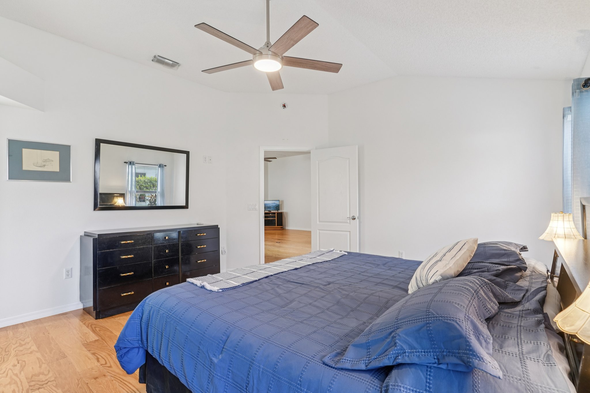 Canales Ln-S2701-024.jpg