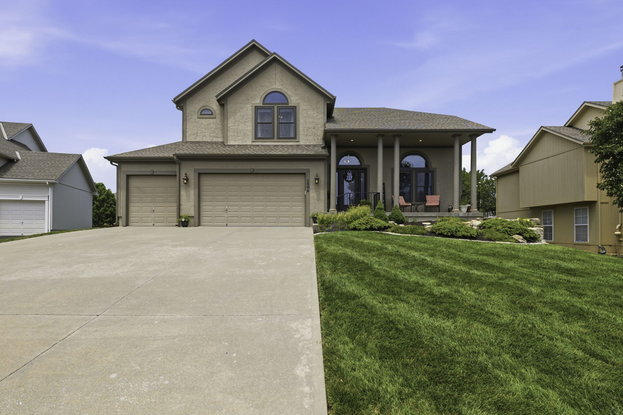 01 Exterior Front 01