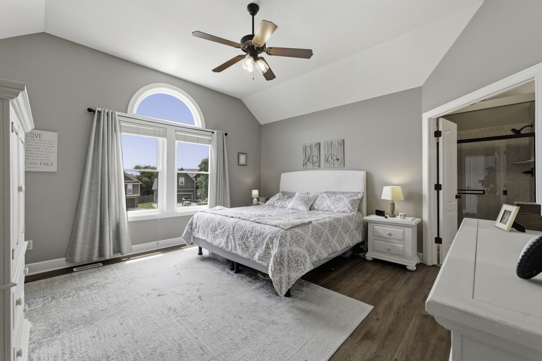 20 Primary Bedroom 01