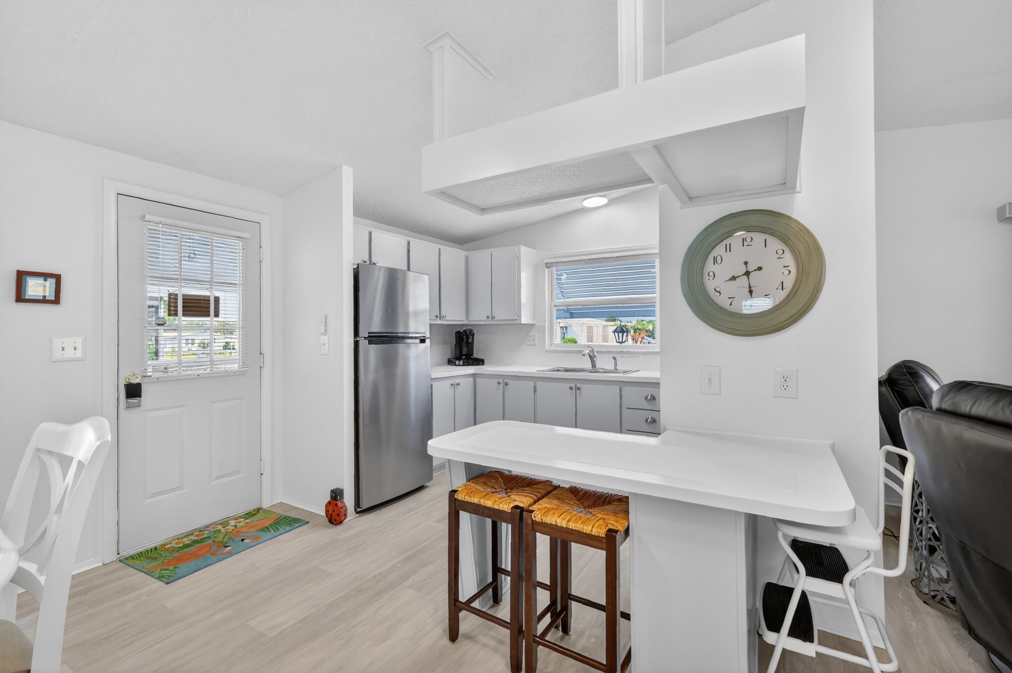 Kitchen Eat-In Breakfast Bar