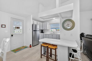 Kitchen Eat-In Breakfast Bar