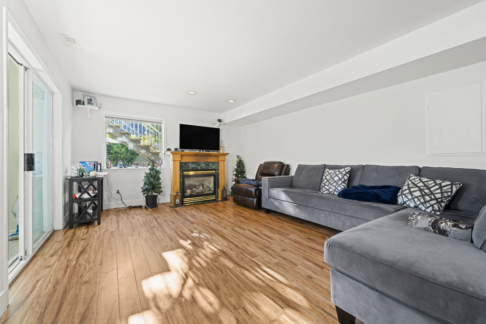  Photo 24