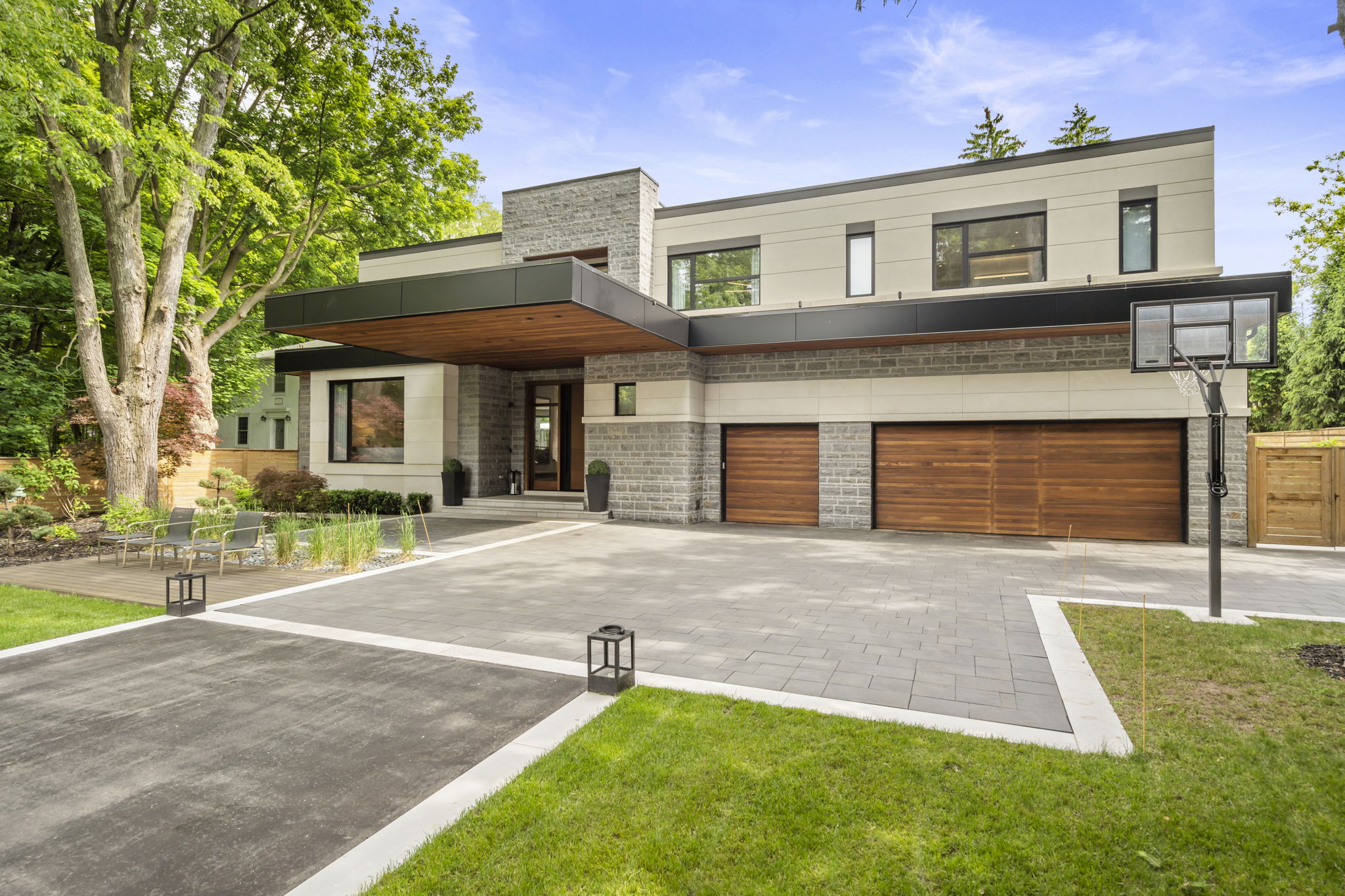 151 Centre St Vaughan, ON L4J 1G4