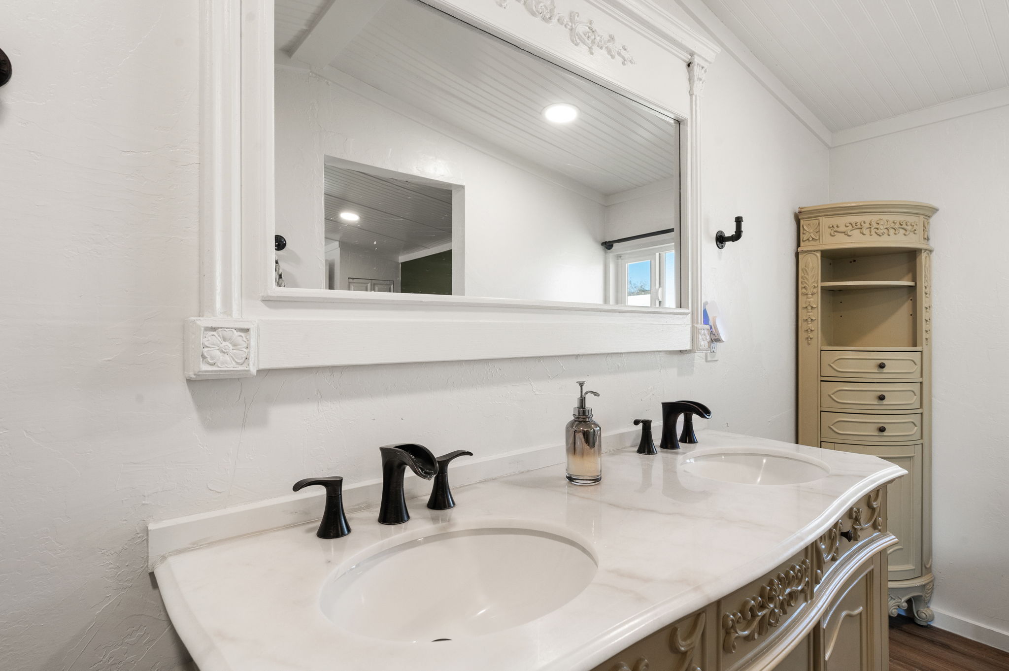 Primary Bathroom (2)