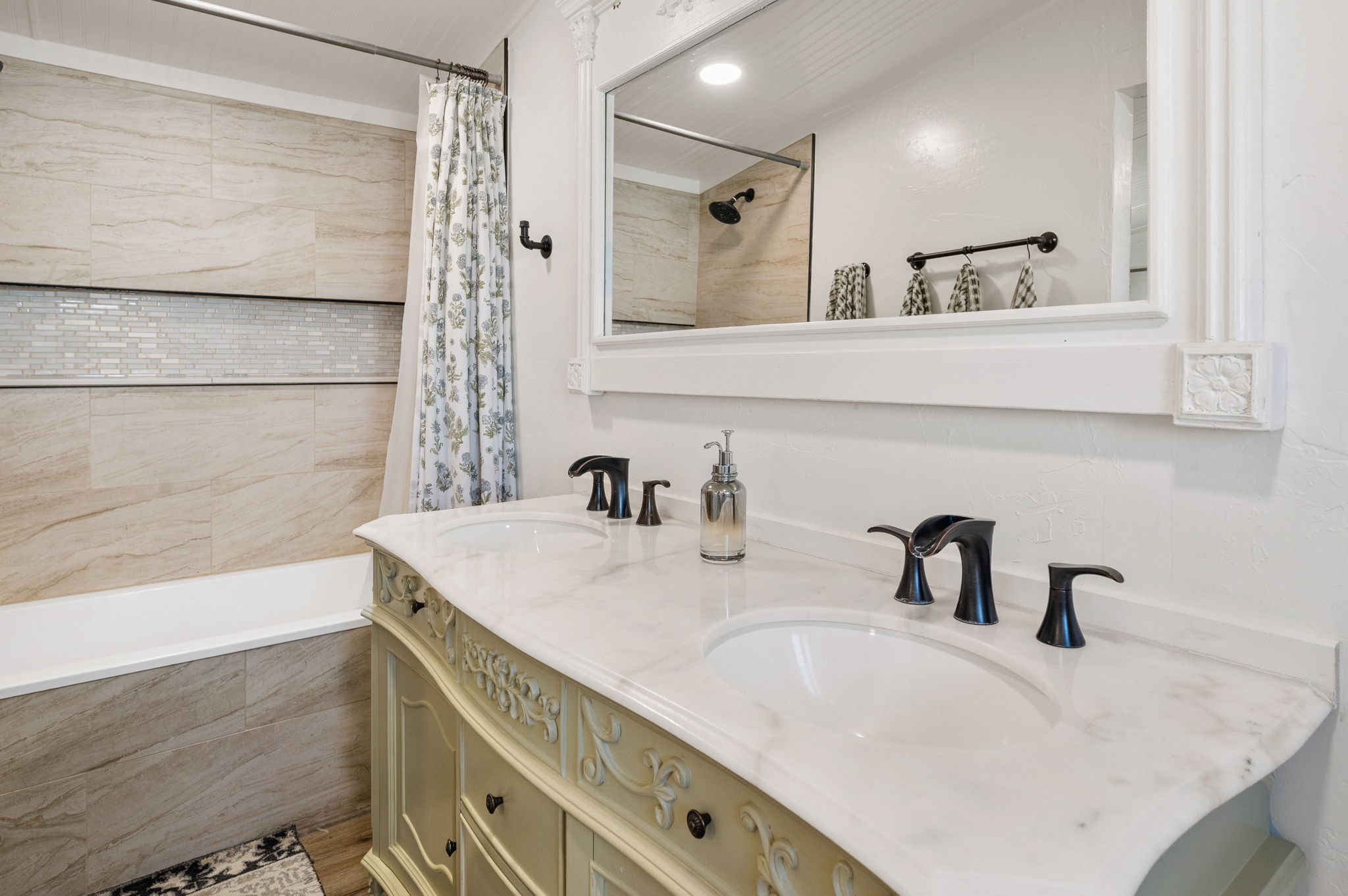 Primary Bathroom (4)