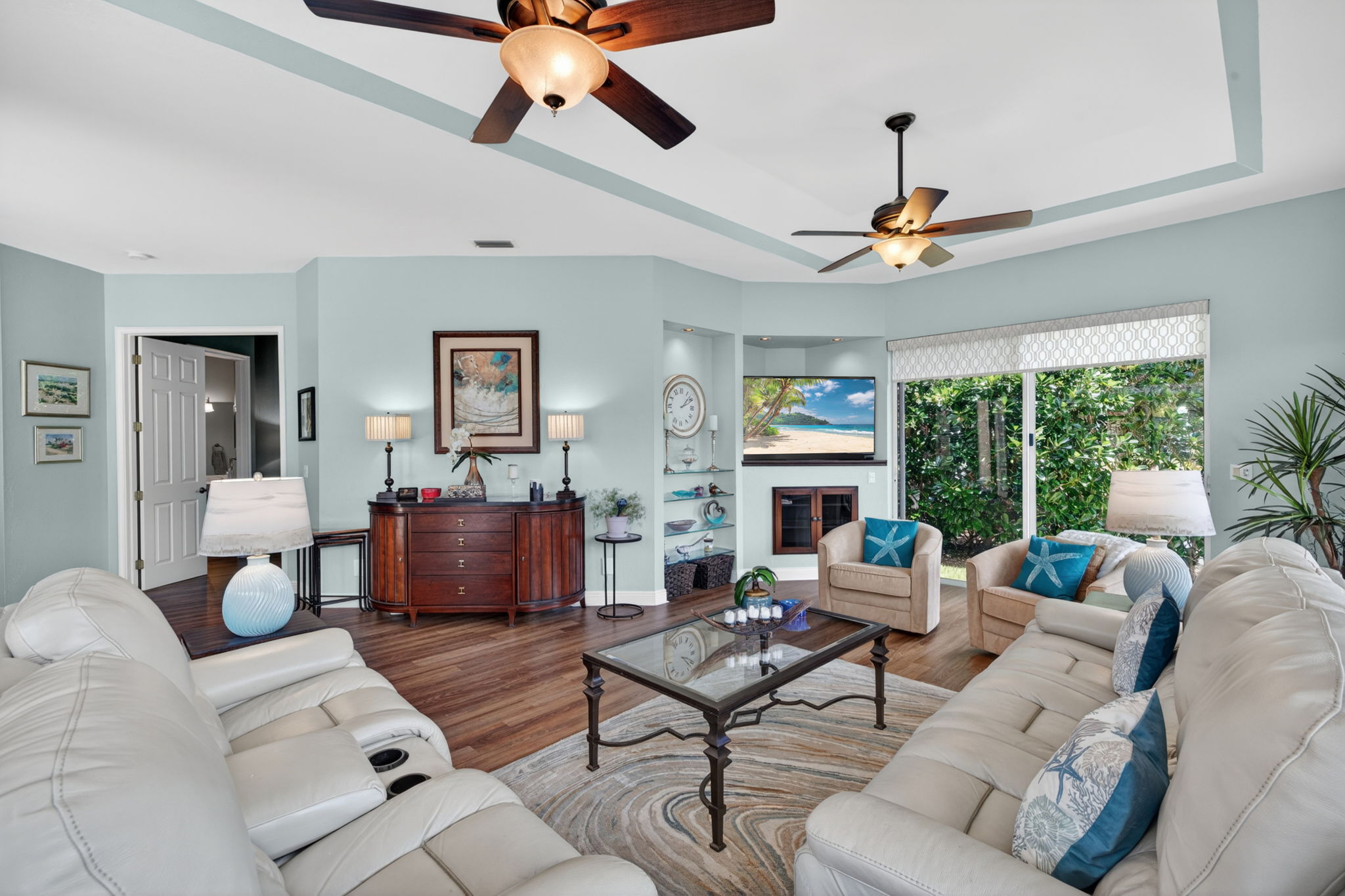 Living Room 2 of 5