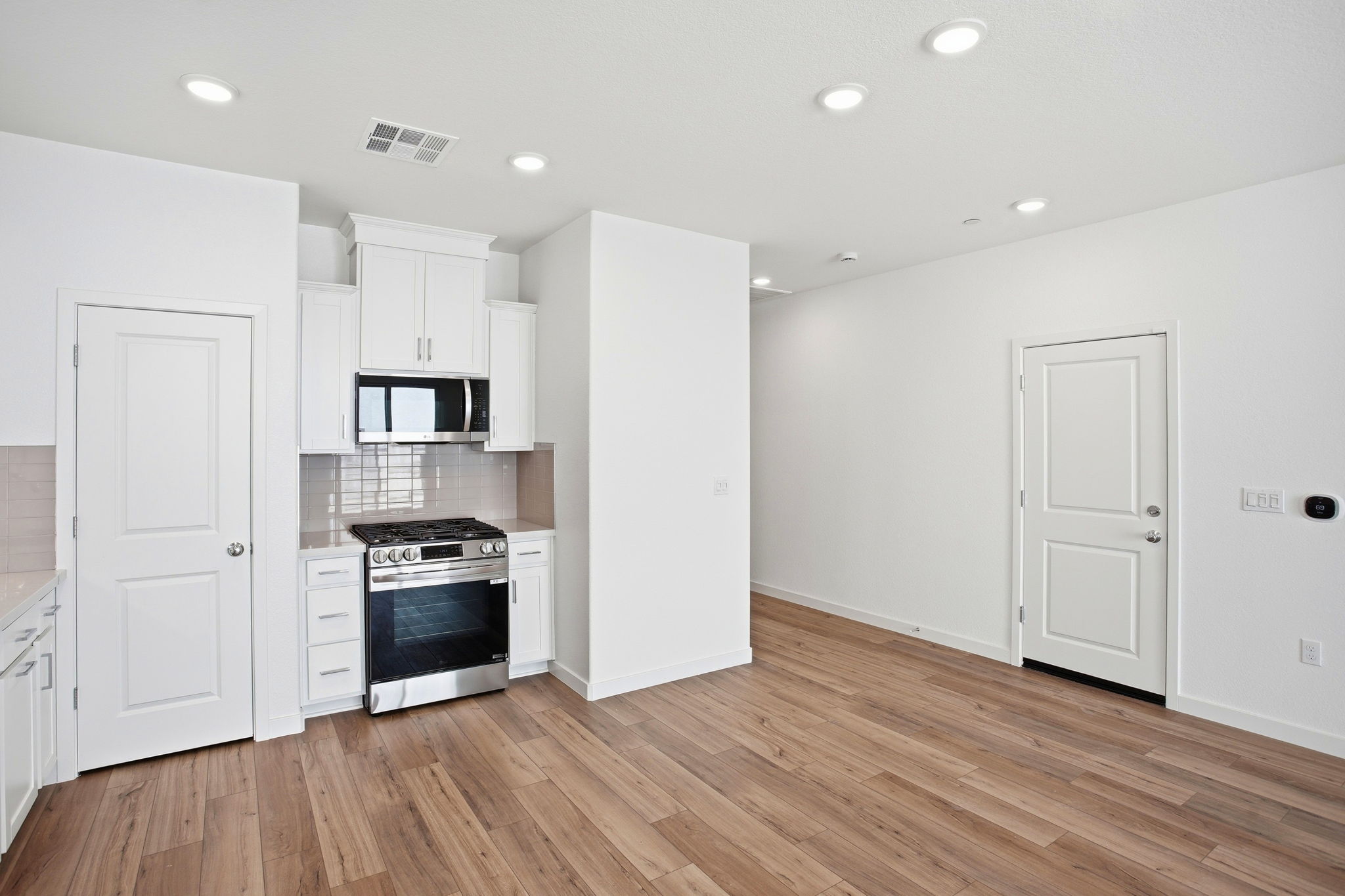 011_F8_1512 Roebling St