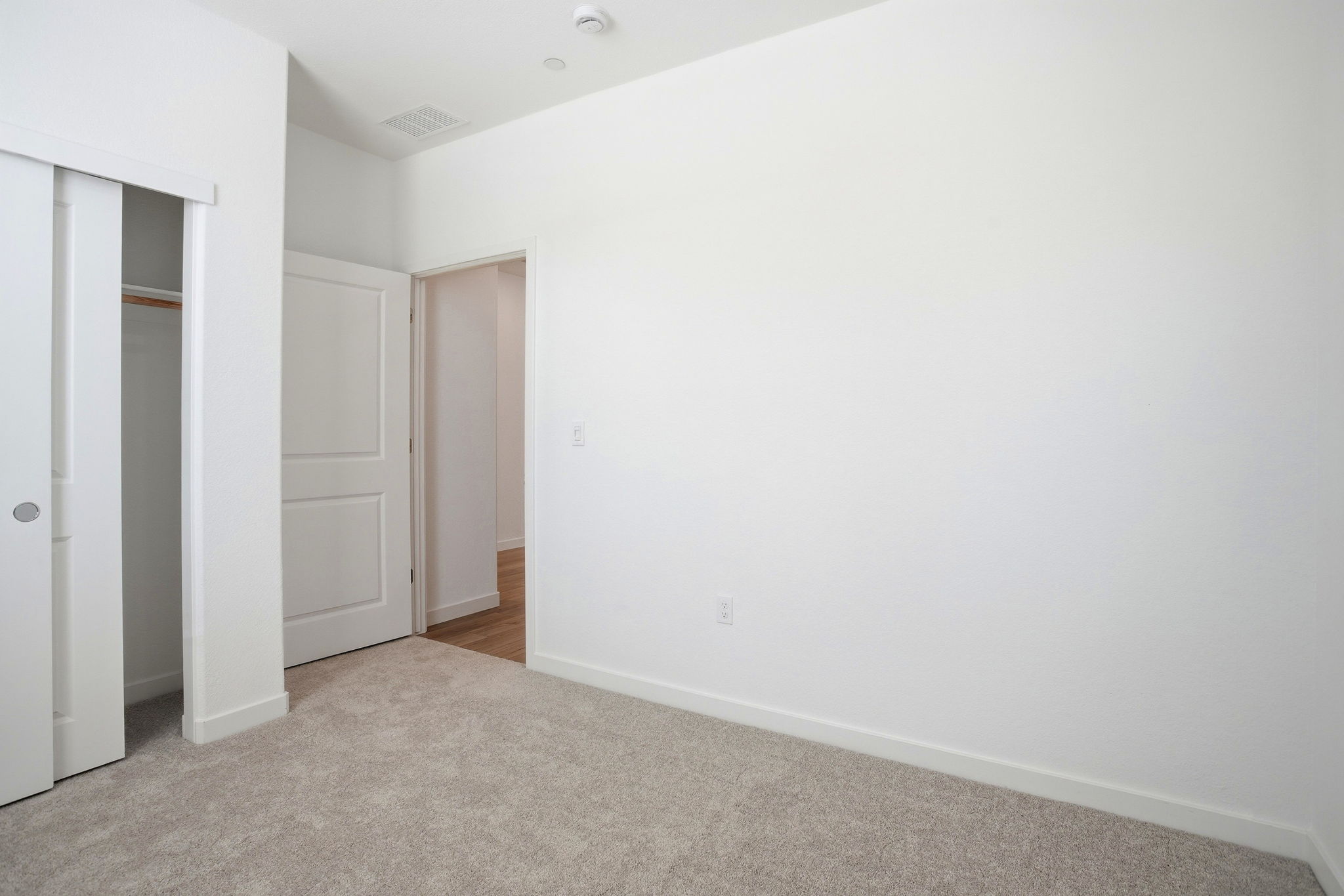 015_F8_1512 Roebling St