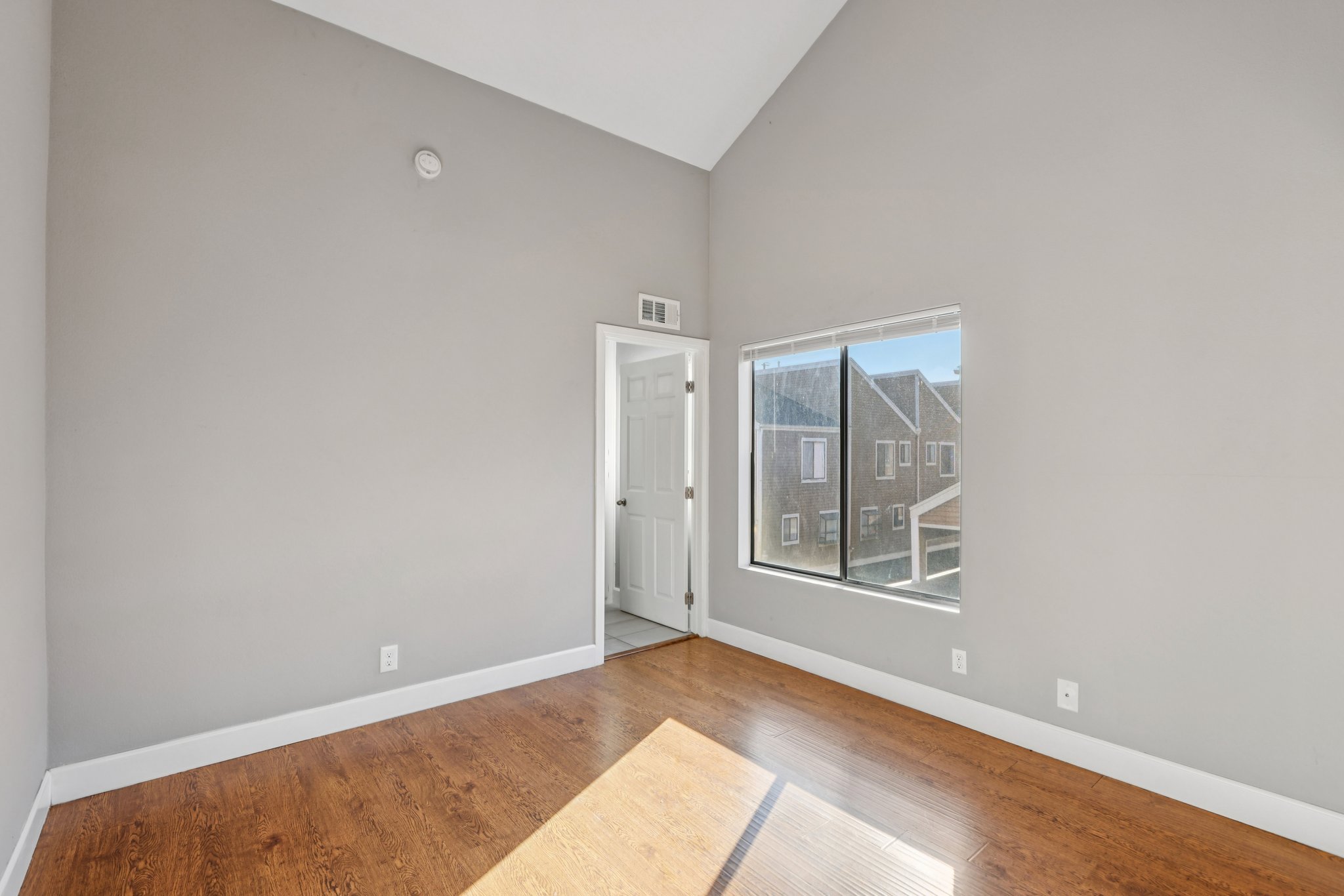 Nordhoff St 19-S0210-022.jpg