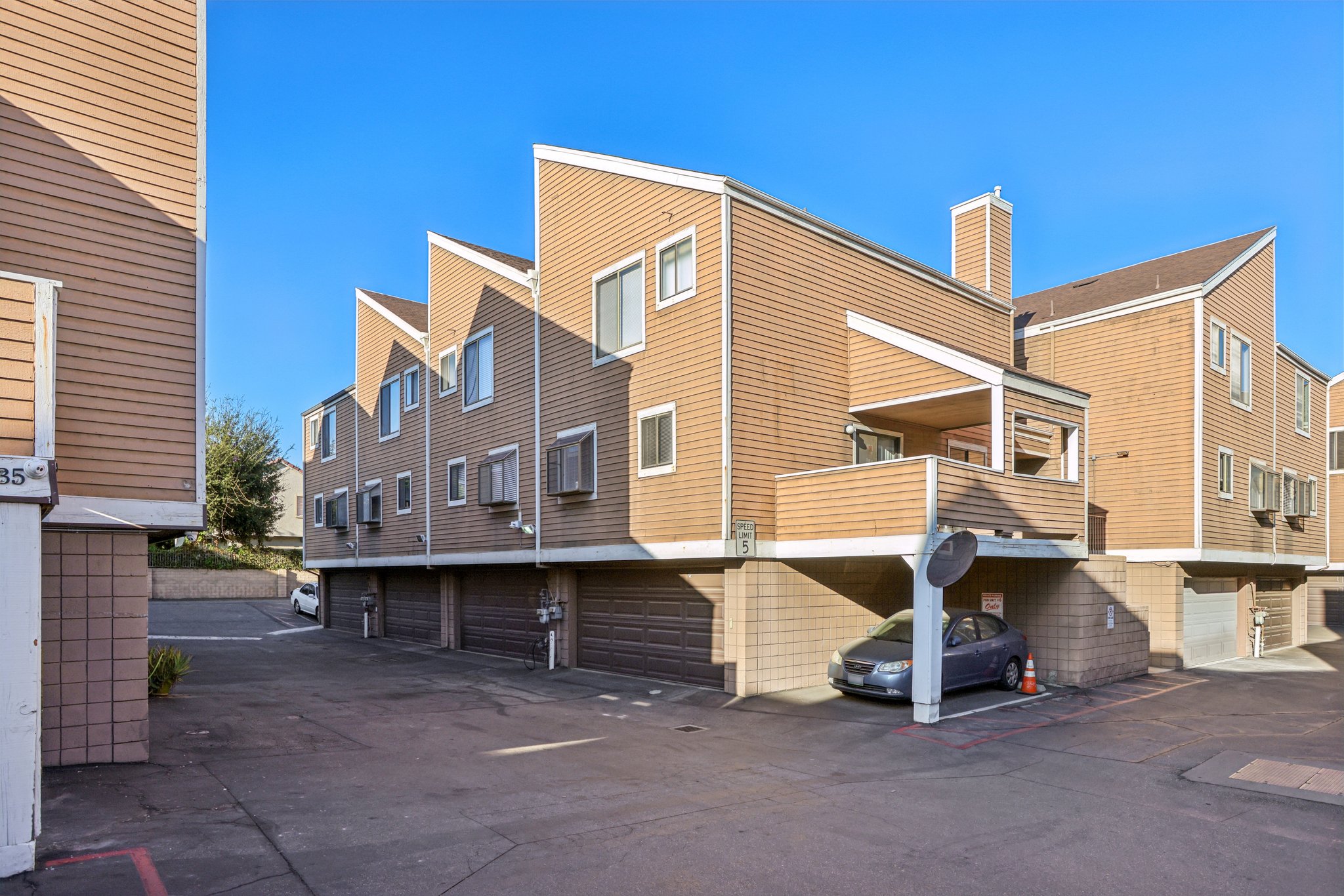 Nordhoff St 19-S0210-030.jpg