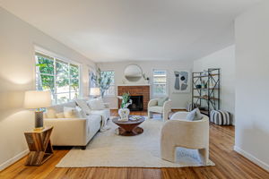 011_1515 De Anza Way 