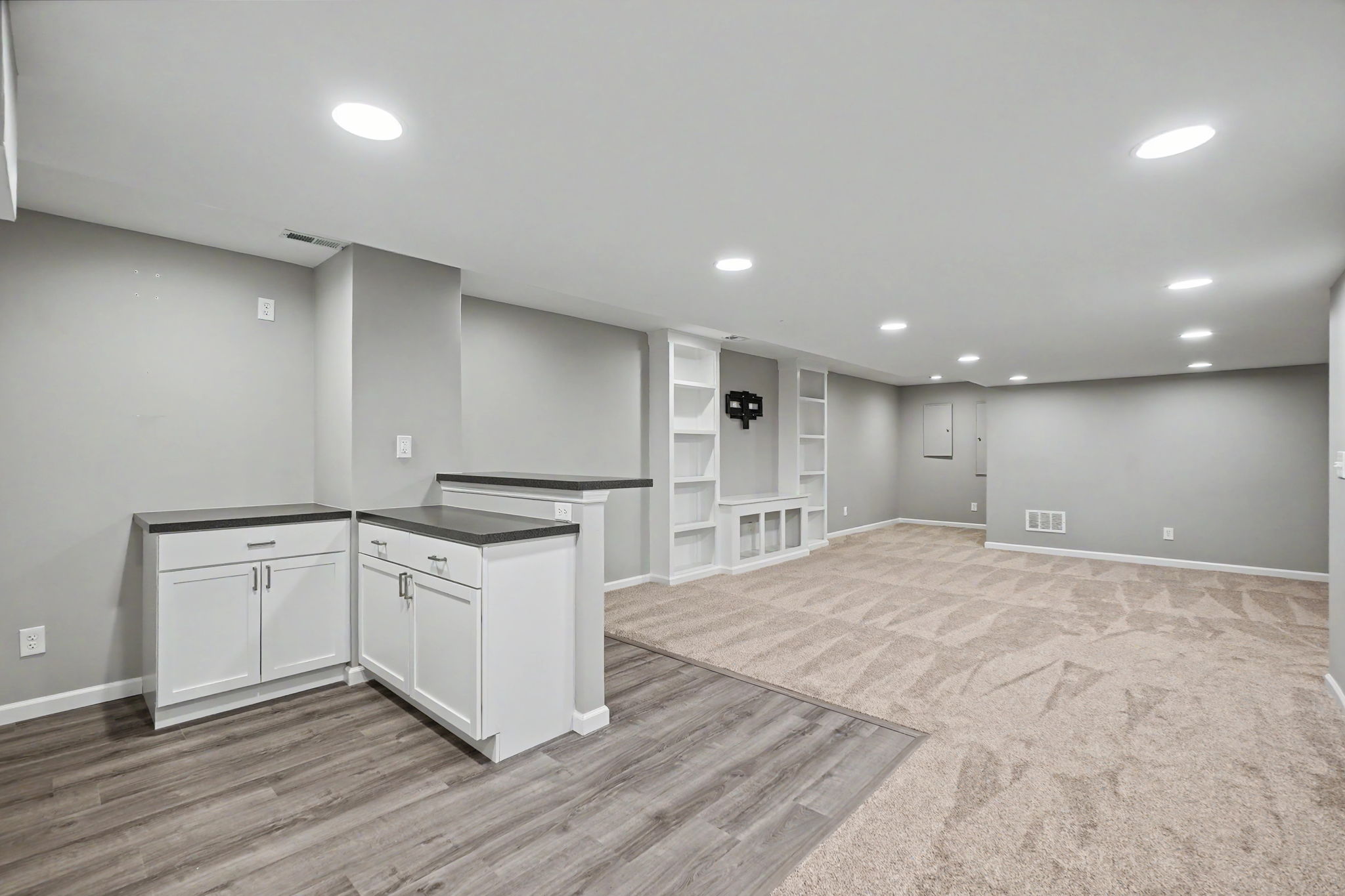 Recreation room with bar