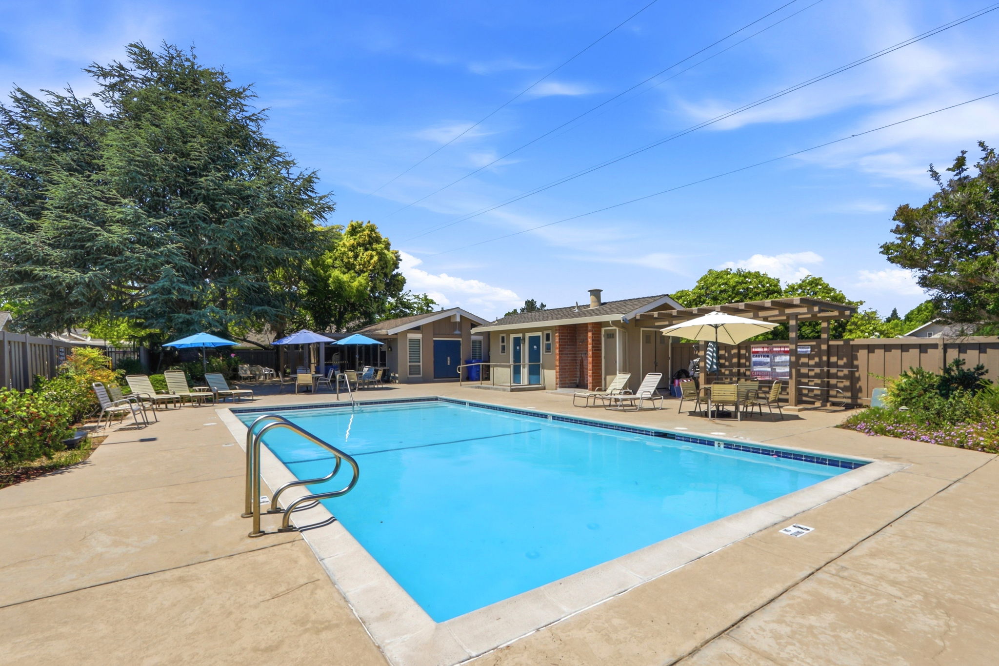 032_F8_152 Escobar Ave