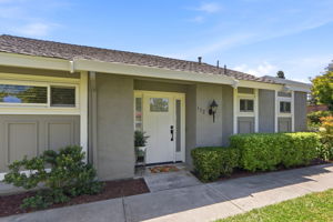 004_F8_152 Escobar Ave