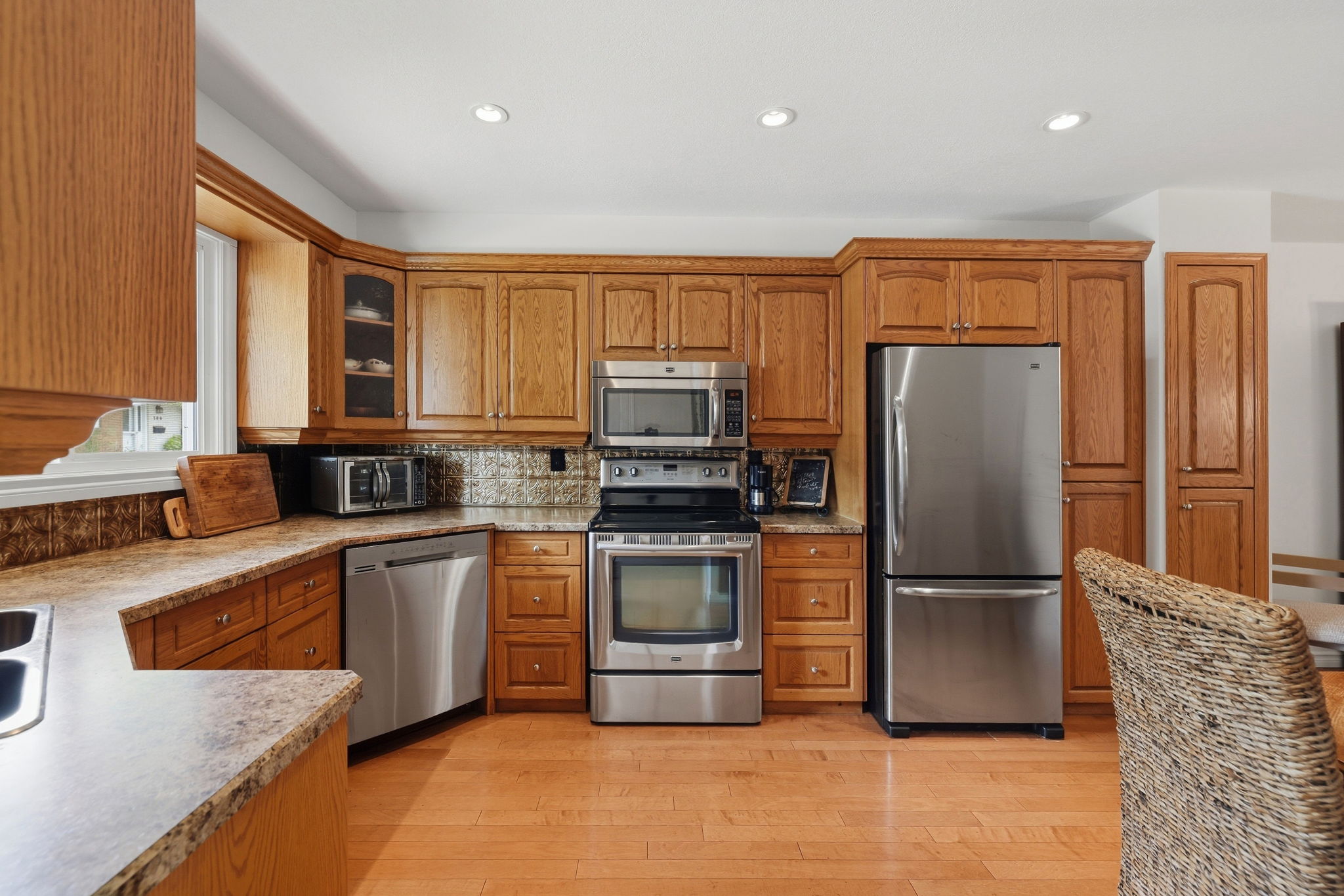 07. 152 Plainsview Dr. - Kitchen