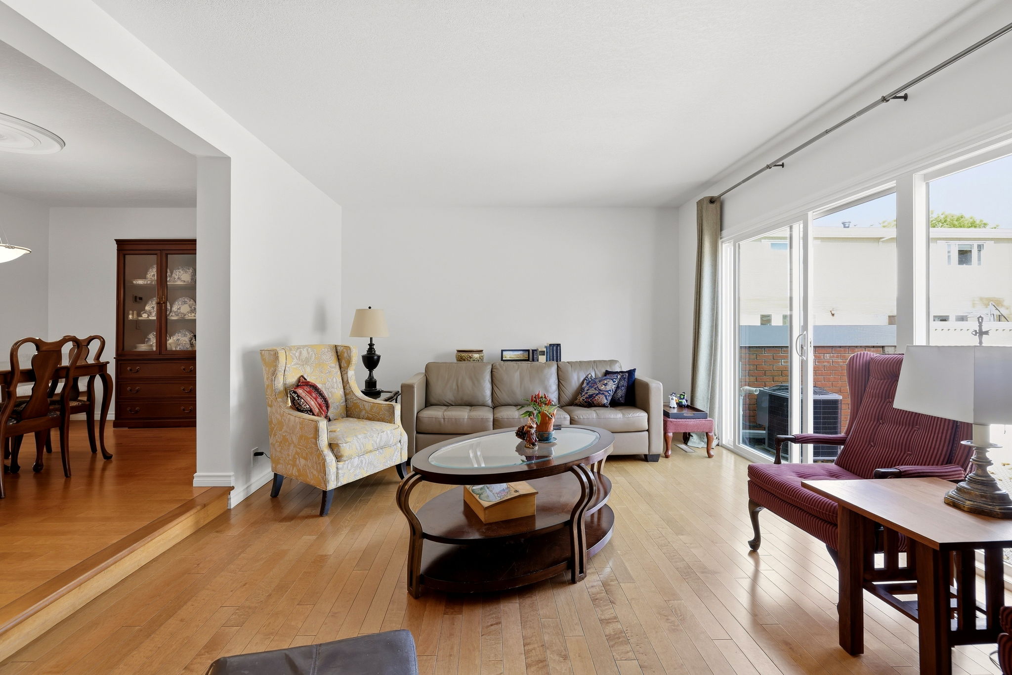 14. 152 Plainsview Dr. - Living Room