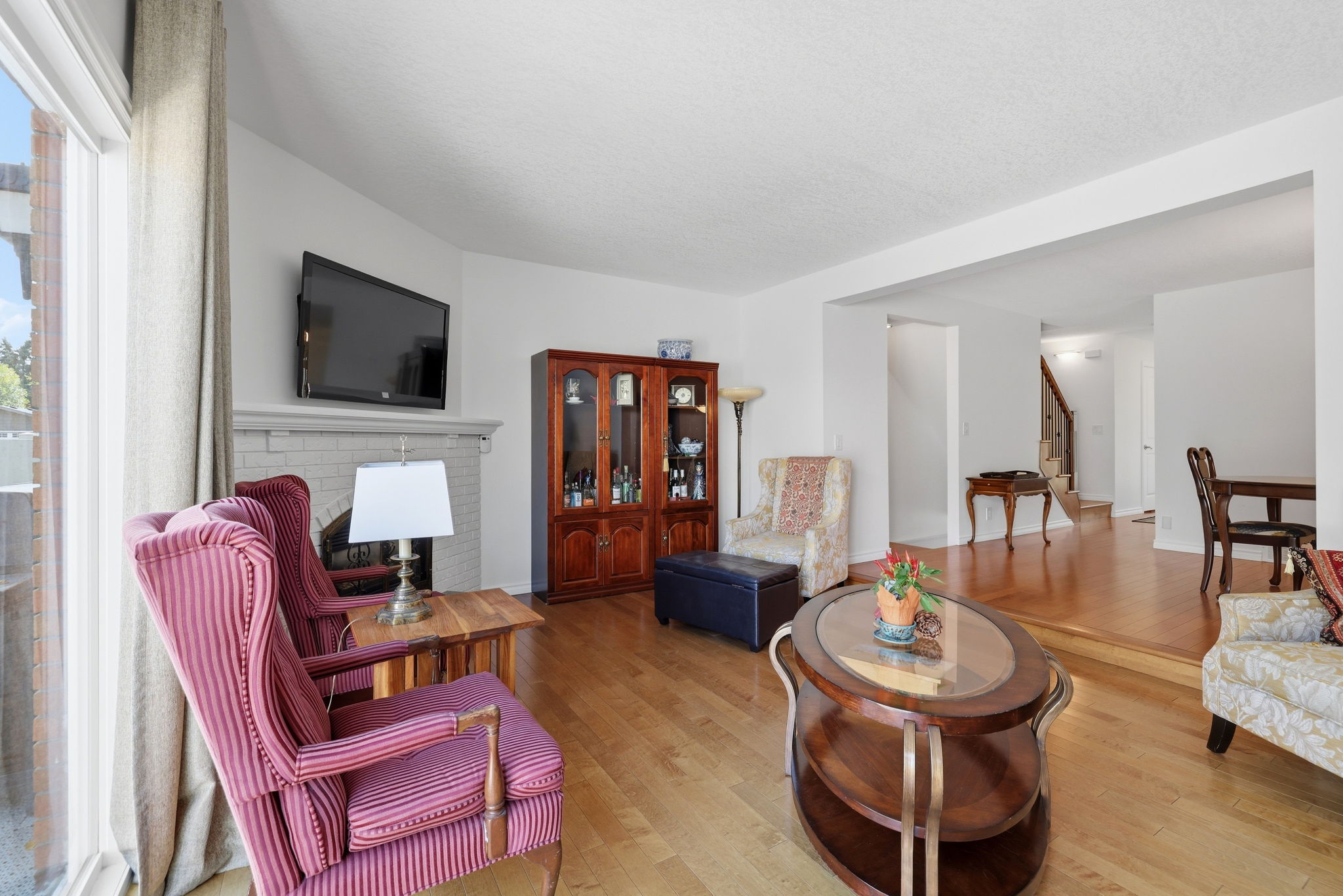 15. 152 Plainsview Dr. - Living Room