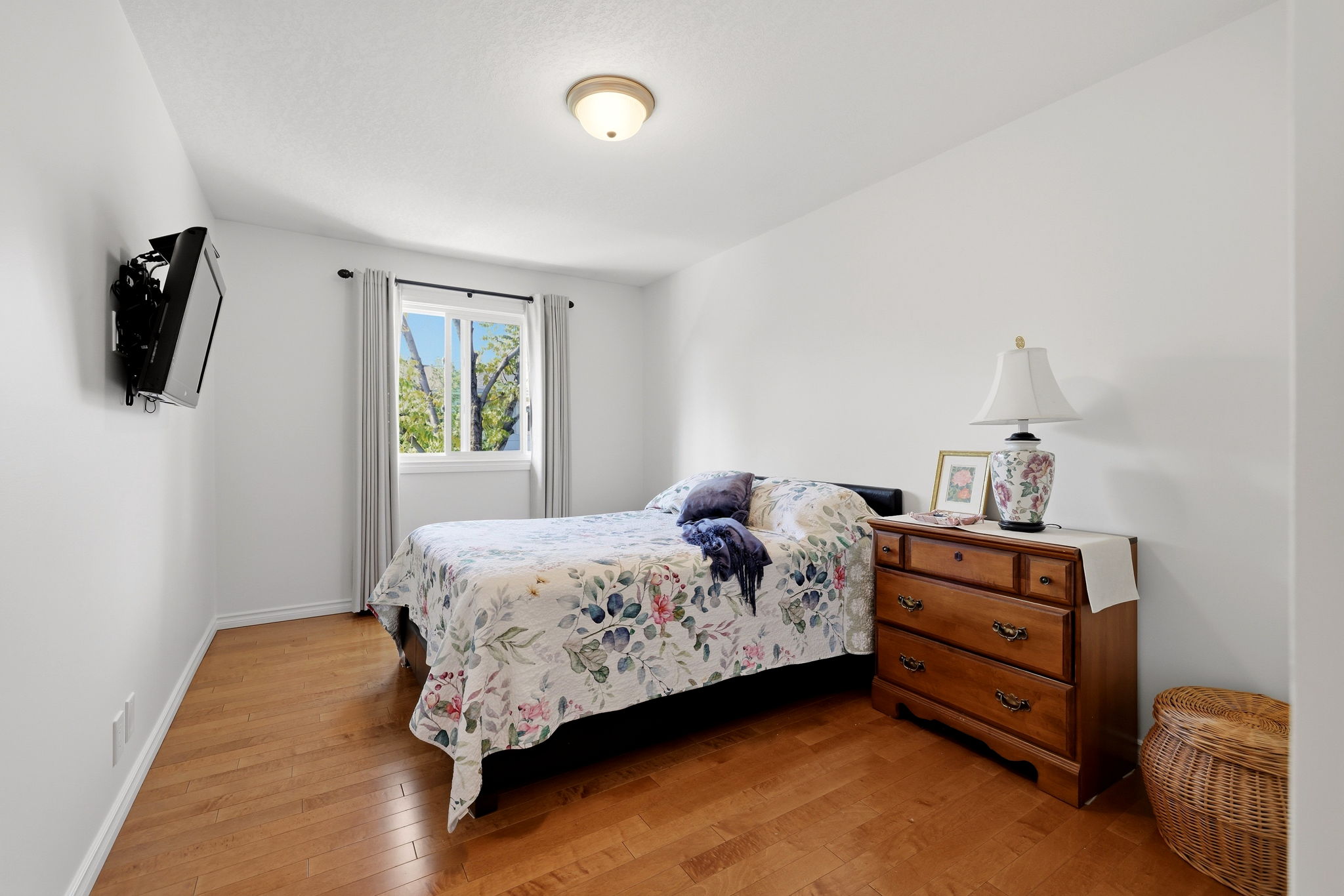 22. 152 Plainsview Dr. - Bedroom
